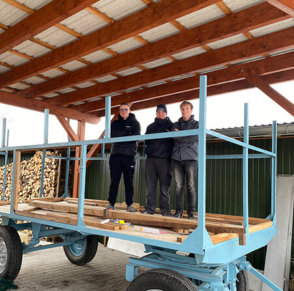 Frisch lackiert bekommt der Wagen seine Verjüngungskur.